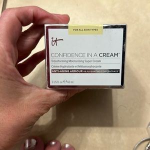 It cosmetics confidence in a cream